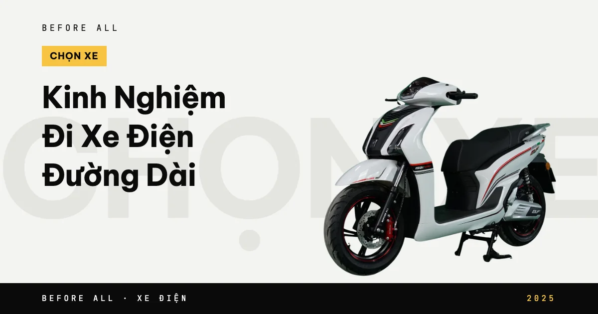Ảnh bìa bài "Kinh Nghiệm Đi Xe Điện Đường Dài" của Before All: mẫu xe cắt nền trên chữ lớn, năm 2025