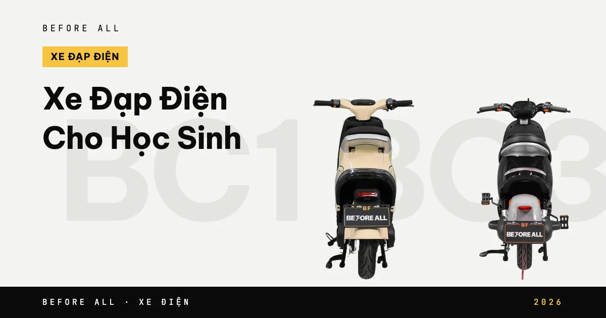 Ảnh bìa bài "Xe Đạp Điện Cho Học Sinh" của Before All: mẫu xe cắt nền trên chữ lớn, năm 2026