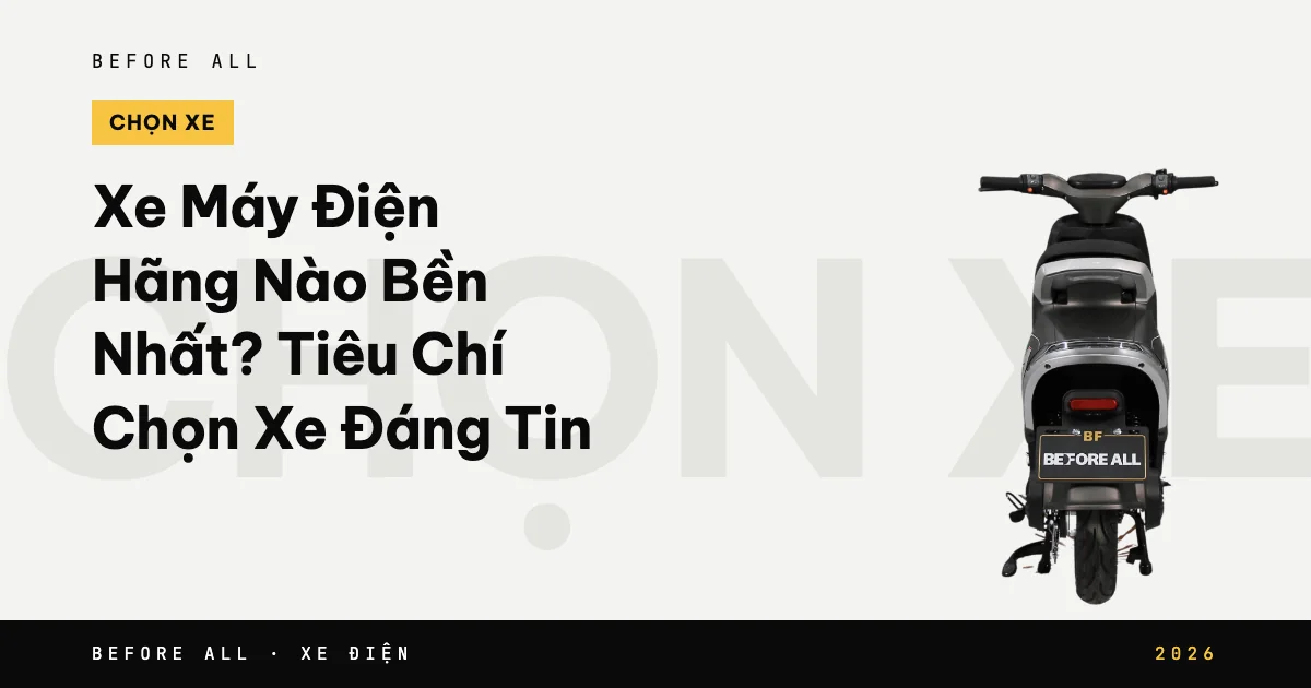 Ảnh bìa bài "Xe Máy Điện Hãng Nào Bền? Tiêu Chí Chọn Xe Đáng Tin" của Before All: mẫu xe cắt nền trên chữ lớn, năm 2026