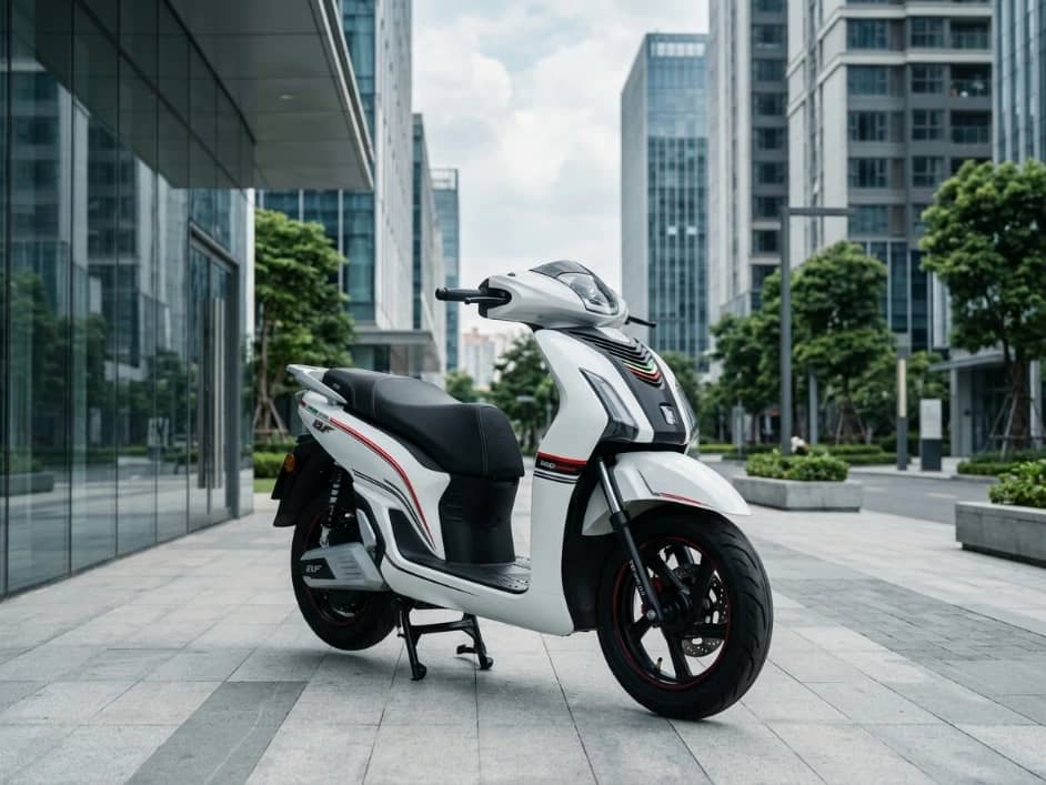 Xe máy điện Before All BF150i trên phố, dùng để so sánh xe máy điện