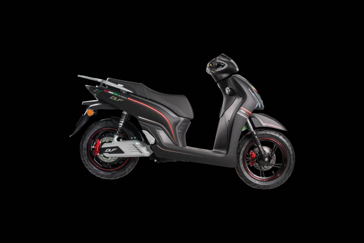 Xe máy điện Before All BF150i màu đen mờ, góc 1/16