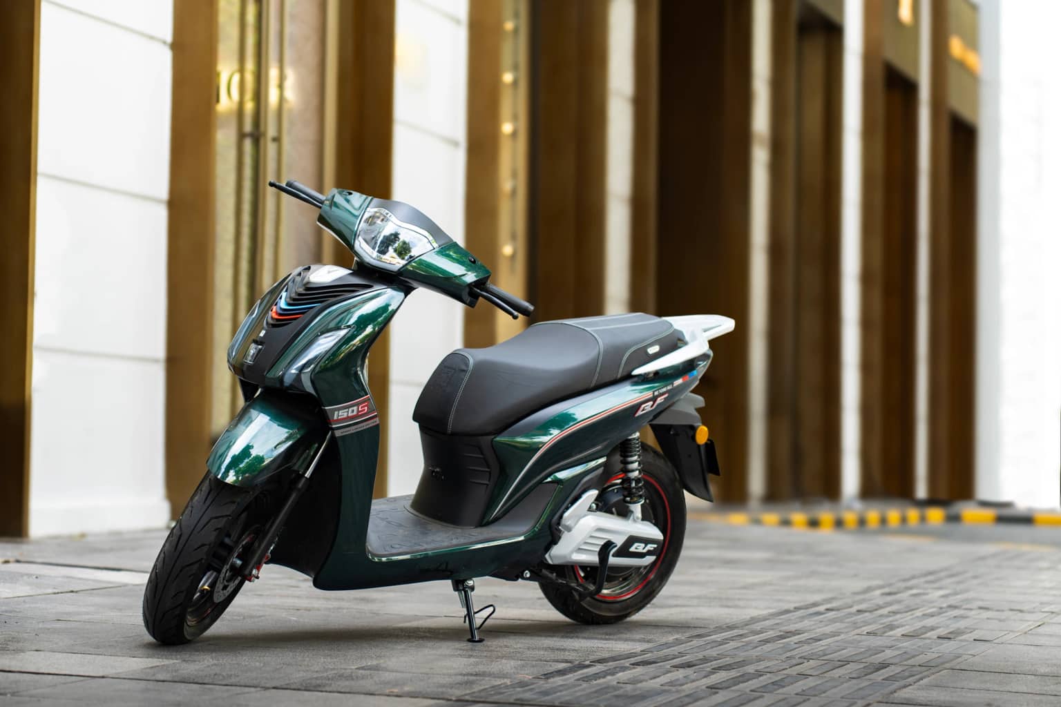 Before All BF150S màu lục bảo đỗ trước sảnh tòa nhà cột đá