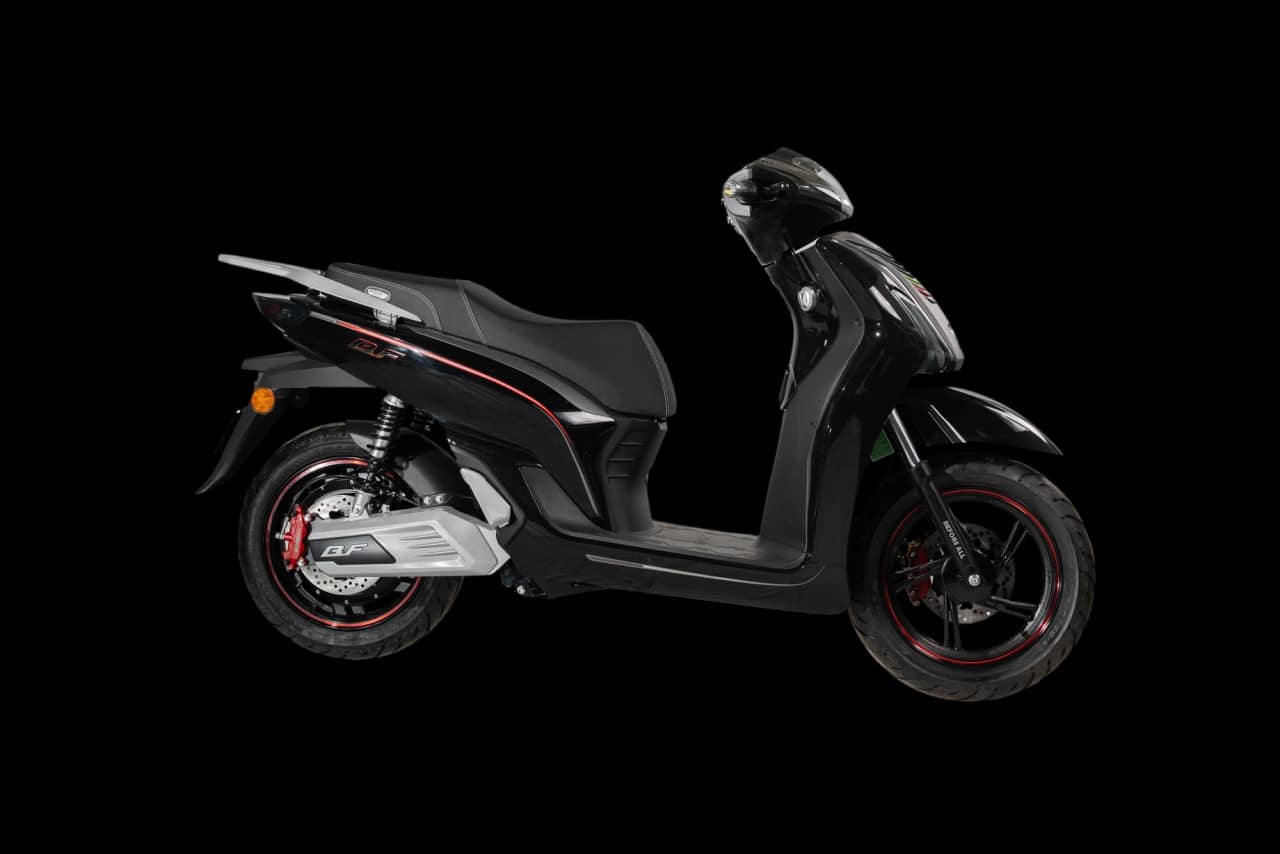 Xe máy điện Before All BF26 màu đen bóng, góc 1/16