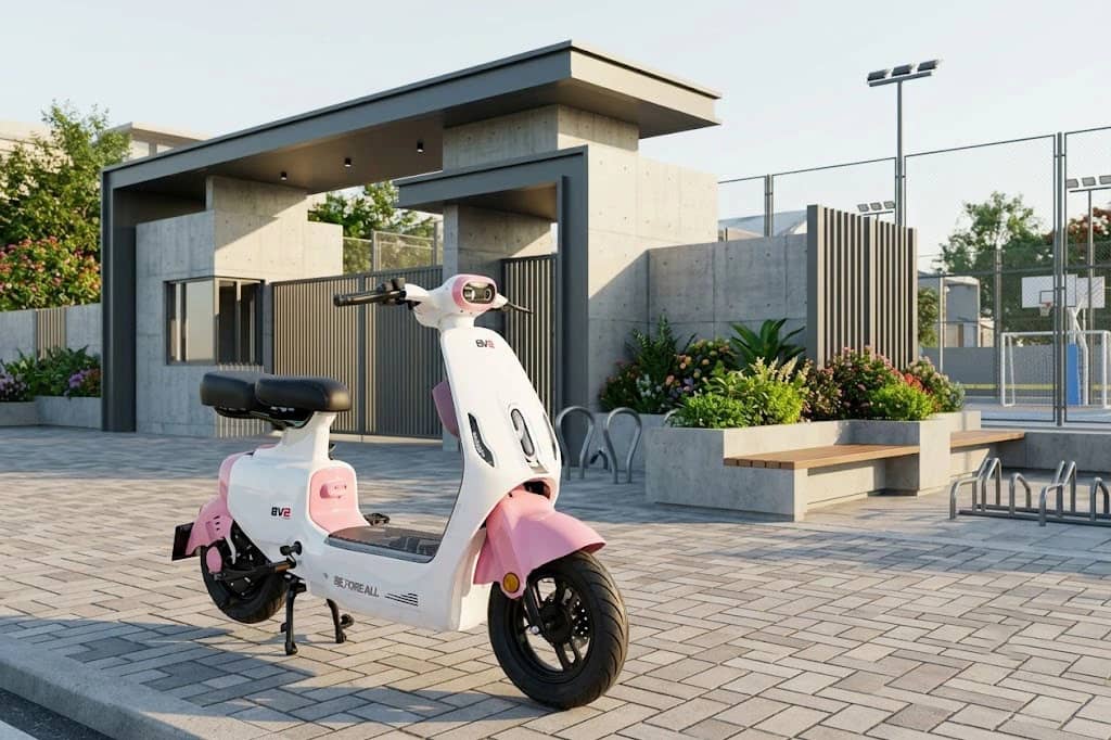 Xe điện Before All BV2 màu trắng hồng đỗ trên sân lát gạch trước một khu thể thao