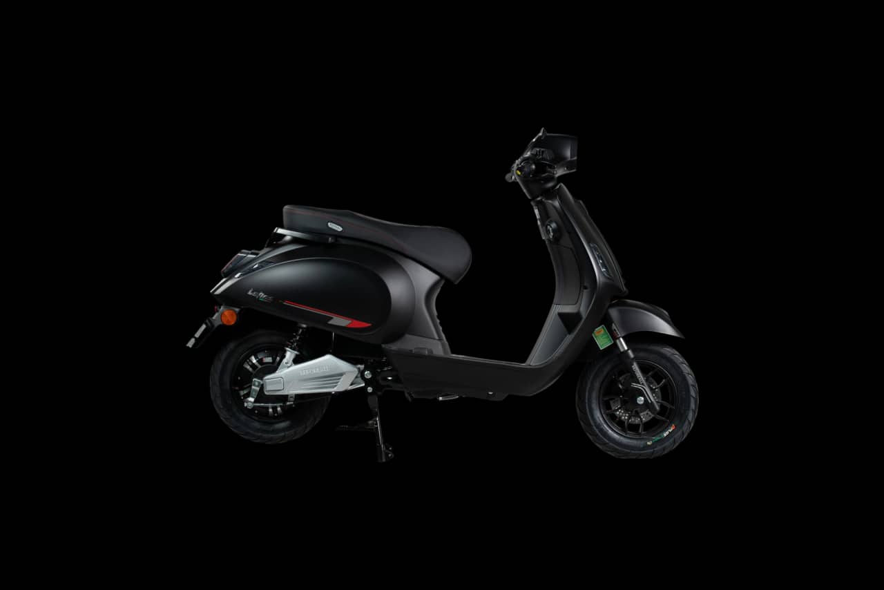 Xe máy điện Before All Latina VI 2.0 màu đen mờ viền đen, góc 1/16